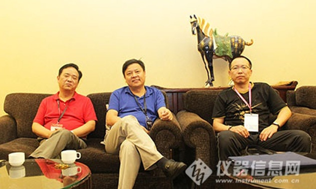 昆山市超聲儀器有限公司副總劉立人，在“專業(yè)教學實驗室建設”計劃項目中發(fā)表重要講話，并代表公司捐贈價值